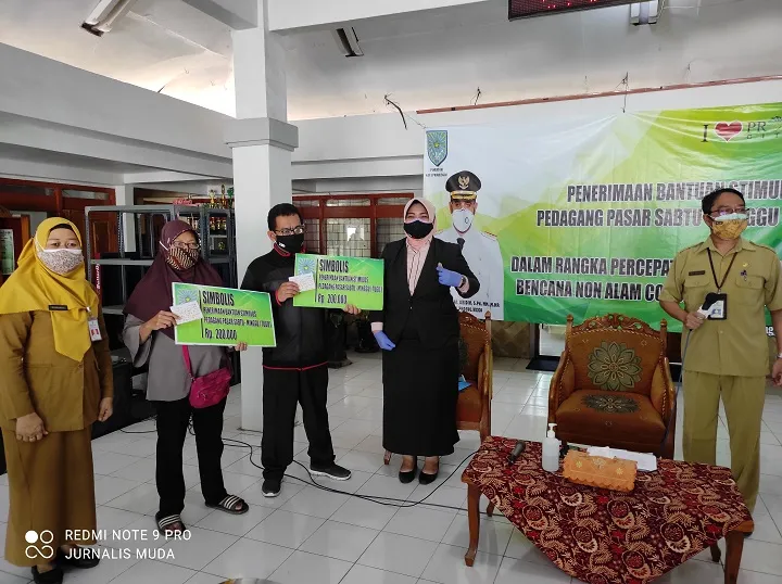 Melalui DKUPP, Pemkot Probolinggo Salurkan Bantuan Kepada Ratusan Pedagang Pasar Tugu