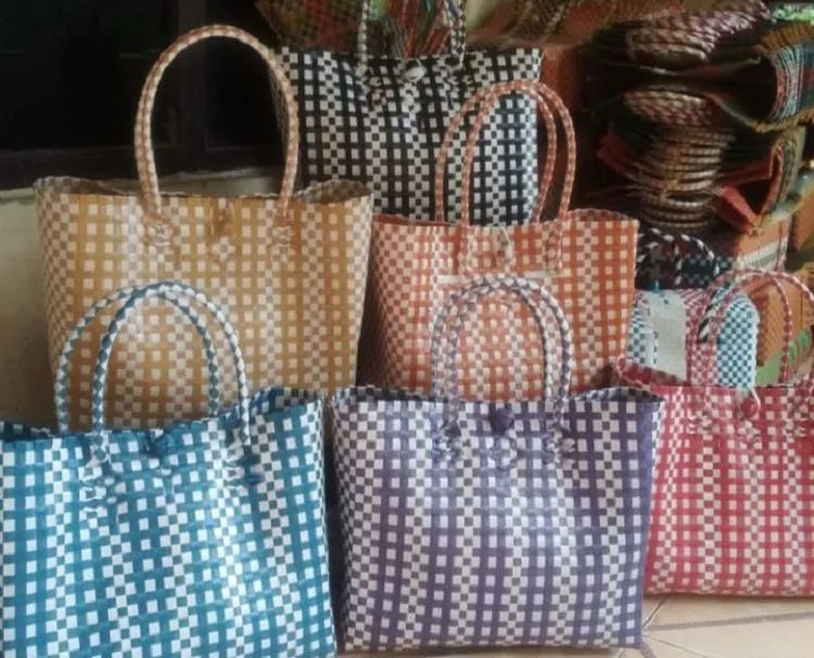 Berbisnis Kerajinan Tas Anyaman dari Limbah Plastik