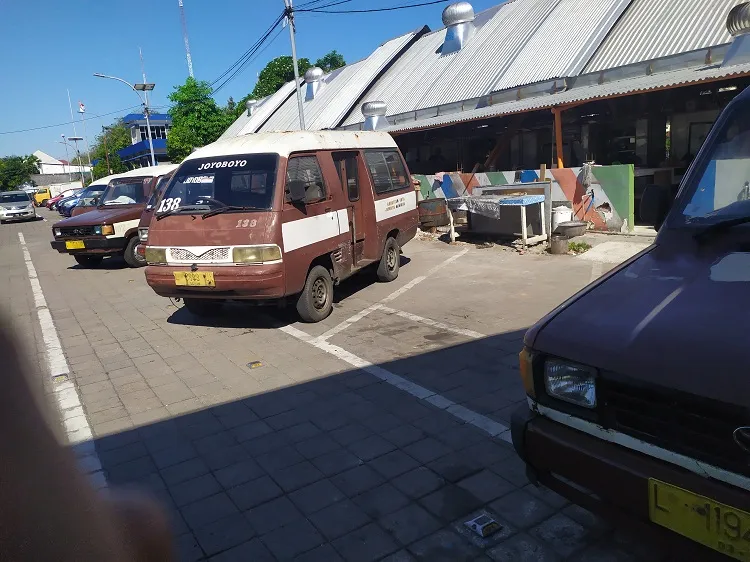 Kondisi Terminal Manukan yang dahulunya padat dengan aktivitas angkot, sekarang sepi karena tergerus zaman dan pandemi. SP/ Ang