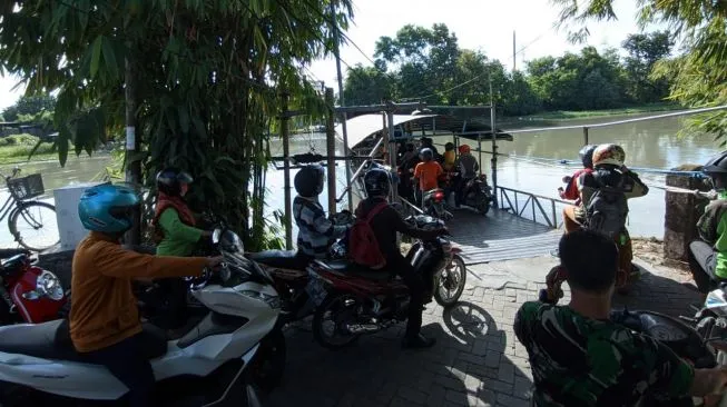Jalan Ditutup, Kapal Tambangan Jadi Solusi