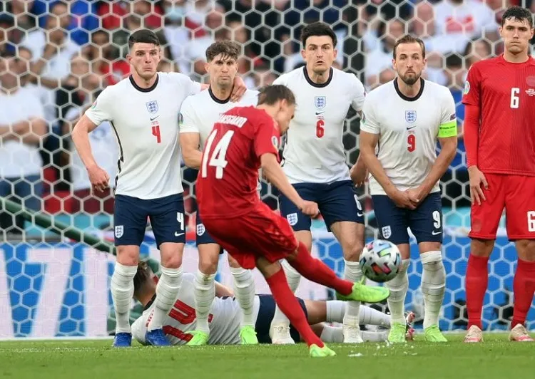 Gol Tendangan Bebas Mikkel Damsgaard Dianulir