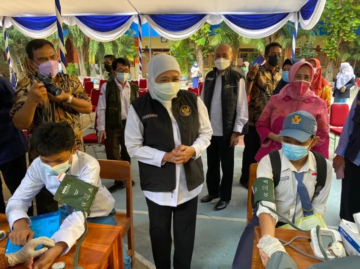 Kejar Herd Immunity, Gubernur Khofifah Vaksinasi Pelajar dan 18+
