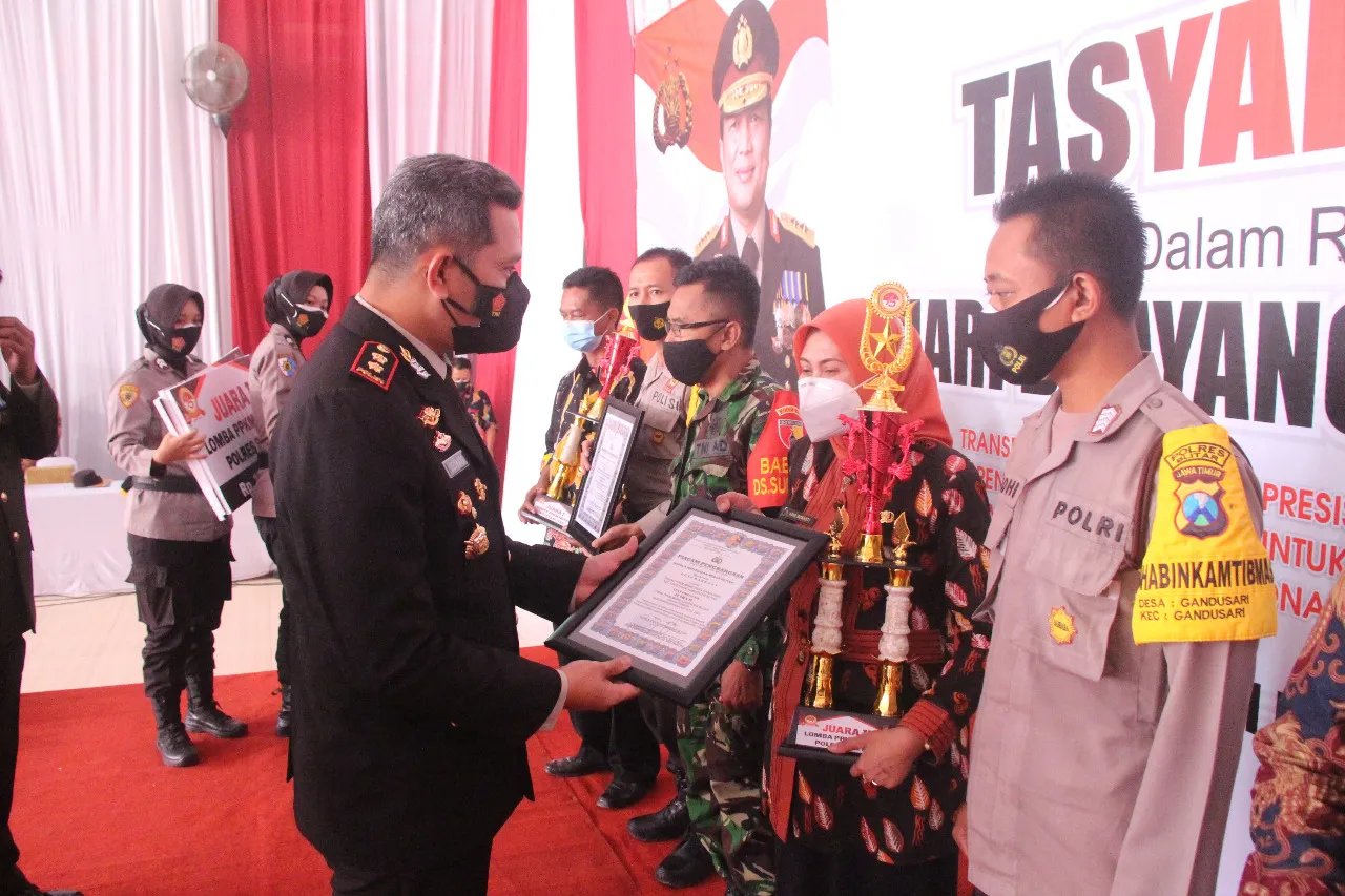 Kapolres Blitar Anugerahi Penghargaan Juara PPKM Mikro
