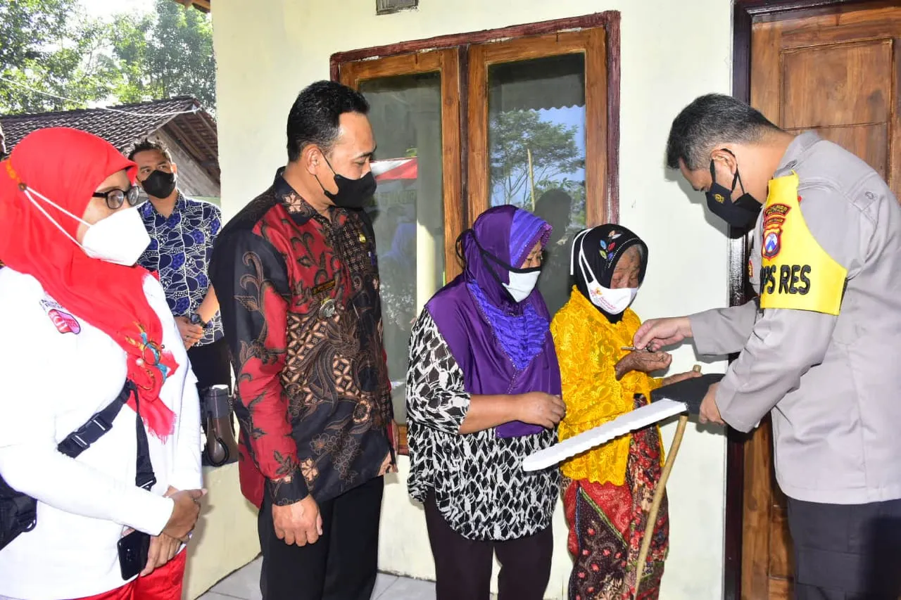 Kapolres Blitar Serahkan Kunci Bedah Rumah Milik Korban Gempa Bumi