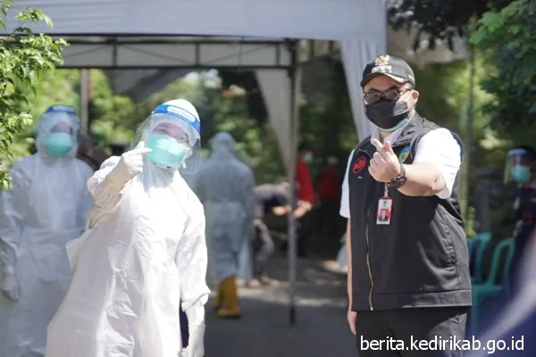 Mas Bup Semangati Warga yang Menjalani Isolasi
