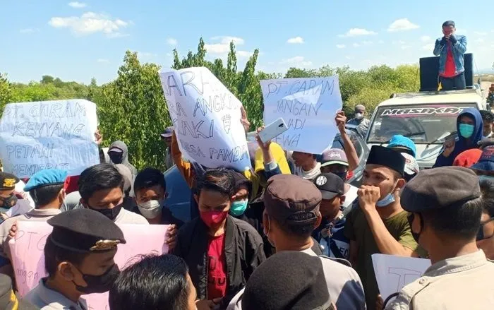 PT Garam Didemo Puluhan Petani Garam