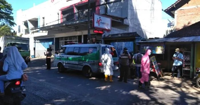 Makamkan Puluhan Jenazah Covid-19 Dalam Sehari, Petugas Pemakaman KO