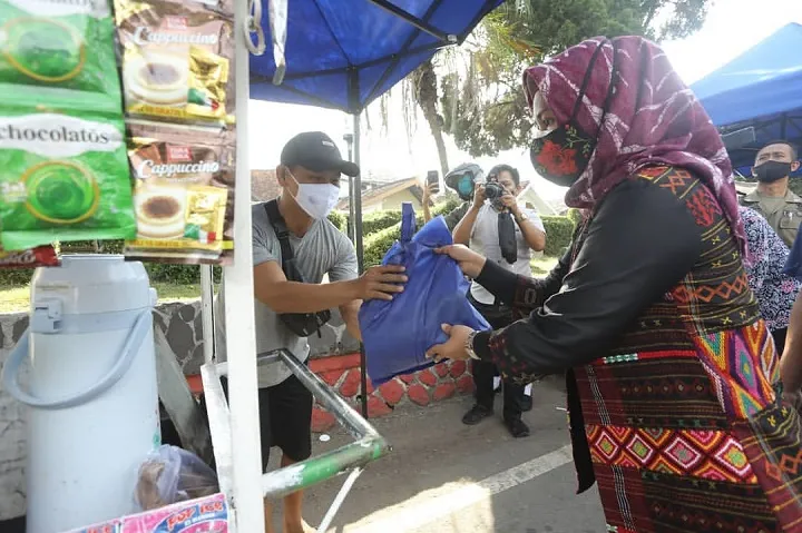 Gandeng Forum CSR, Ning Ita Salurkan 1.000 Paket Sembako