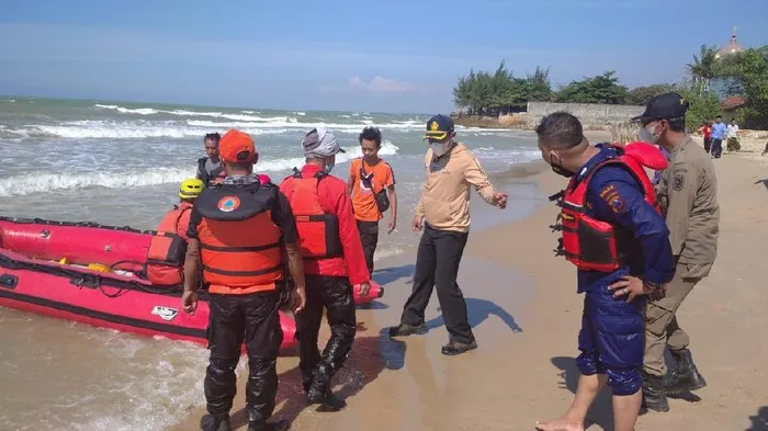 Cuci Jeroan Sapi, Santri Hilang Terseret Ombak