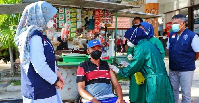 Bupati Banyuwangi Ipuk Fiestiandani meninjau vaksinasi bagi pelaku usaha di Kecamatan Genteng. 