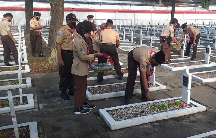 Puluhan Remaja Pramuka Gelar Upacara Tabur Bunga dan Bagikan Sembako Kepada para Veteran