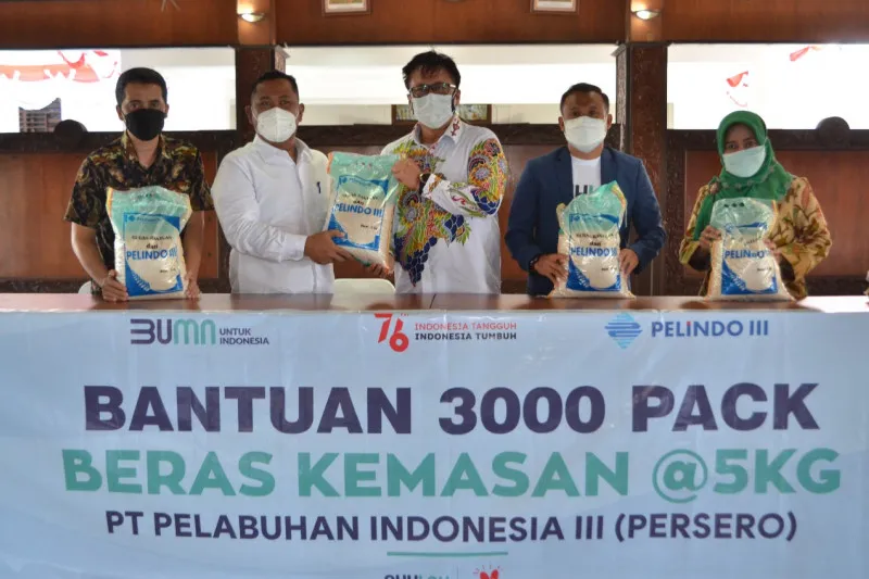 Pelindo Bagi 15 Ribu Kilo Beras Bagi Warga Gresik
