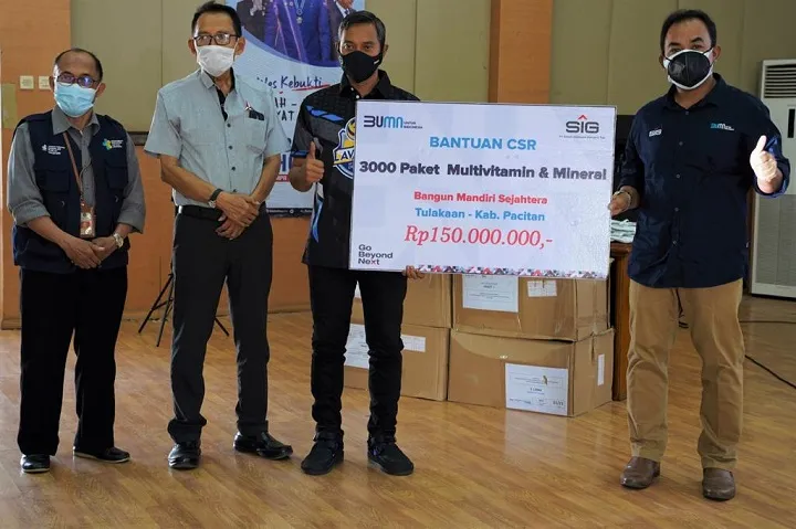 Dukung Pencegahan Covid-19, SIG Serahkan Bantuan 5.000 Paket Multivitamin