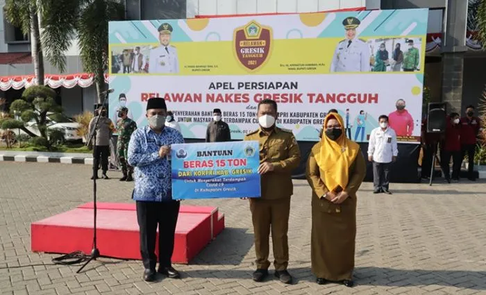 Korpri Gresik Serahkan Bantuan 15 Ton Beras
