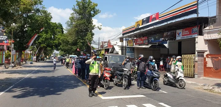 Detik-detik Peringatan HUT RI ke 76, Seluruh Pengguna Jalan Hentikan Kendaraannya, dengan Berdiri Sikap Sempurna Lakukan Penghormatan