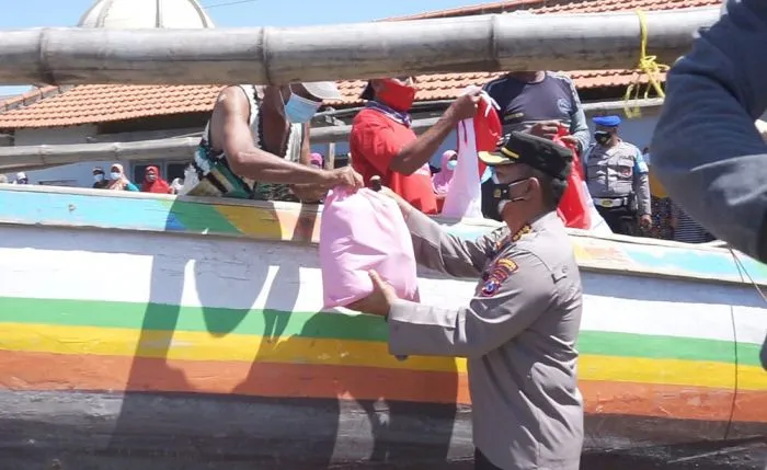 Polresta Sidoarjo bagi Sembako di Kampung Nelayan