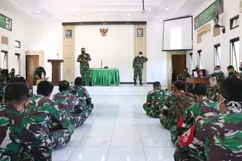 Dandim 0816/Sidoarjo cek Babinsa tentang Penggunaan Aplikasi Silacak dan Inarisk