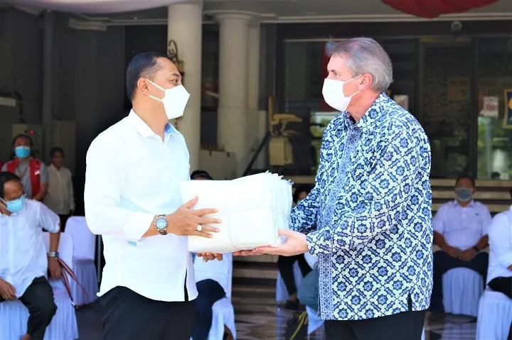 Sampoerna Academy Donasikan 1.000 APD ke Pemkot Surabaya