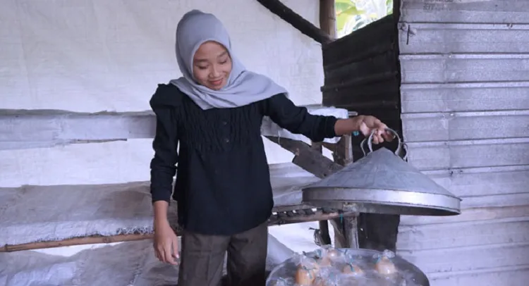 Korban Penipuan yang Kini Sukses Usaha Kerupuk Beras Bawang