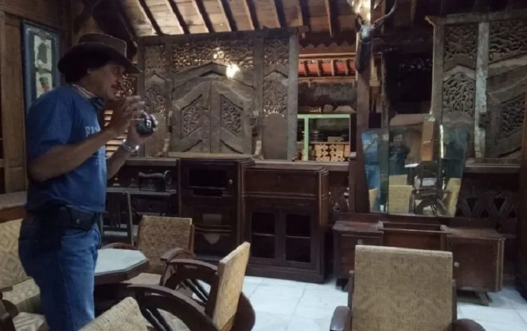 Dari Hobi Koleksi, Kini Bisnis Barang Antik dan Berseni