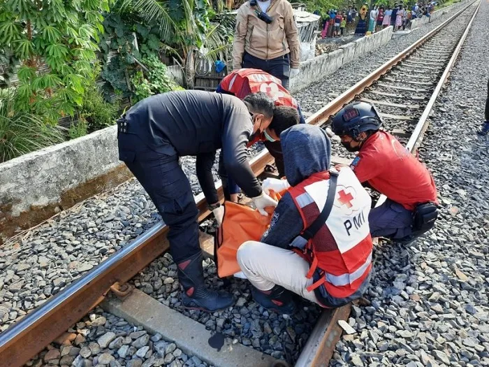Tersambar Kereta Barang di Pakal, Mr X Tewas Tercecer
