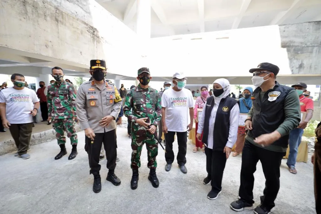 Gubernur Jatim dan Forkopimda Cek Langsung Vaksinasi Komunitas Kampus ITS dan Unesa