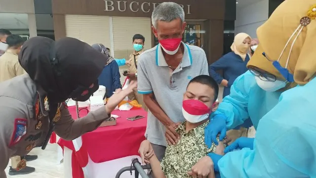Nangis dan Berontak, Satu Siswa SLB Gagal Divaksin