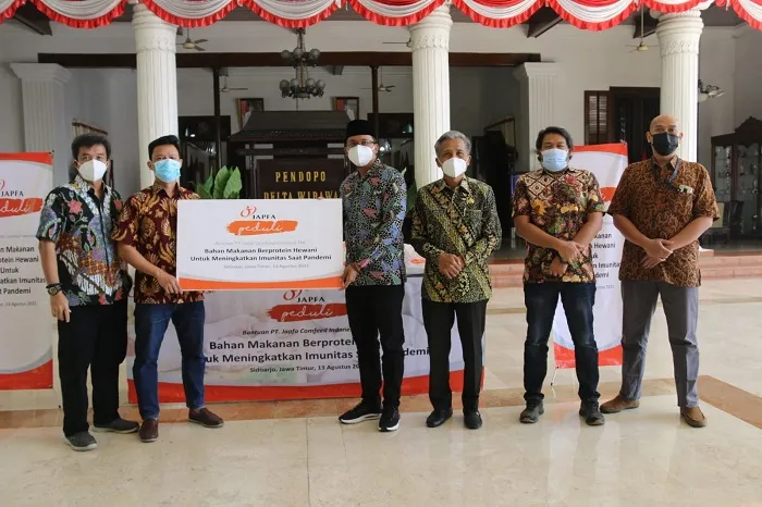 Nakes Sidoarjo Dapat Bantuan 1.200 Paket Daging dan Telur