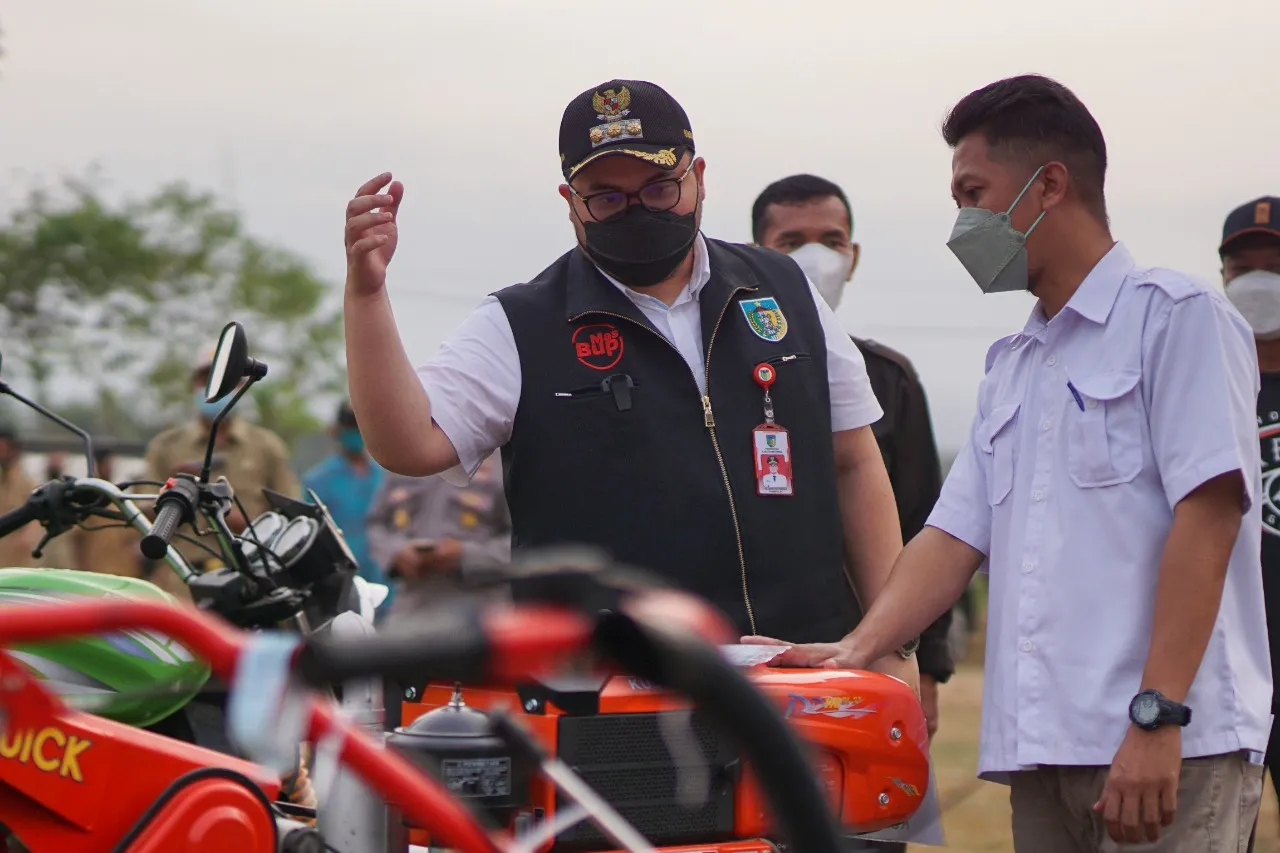 Pulihkan Ekonomi di Sektor Pertanian, Bupati Kediri Berikan Bantuan Alsintan