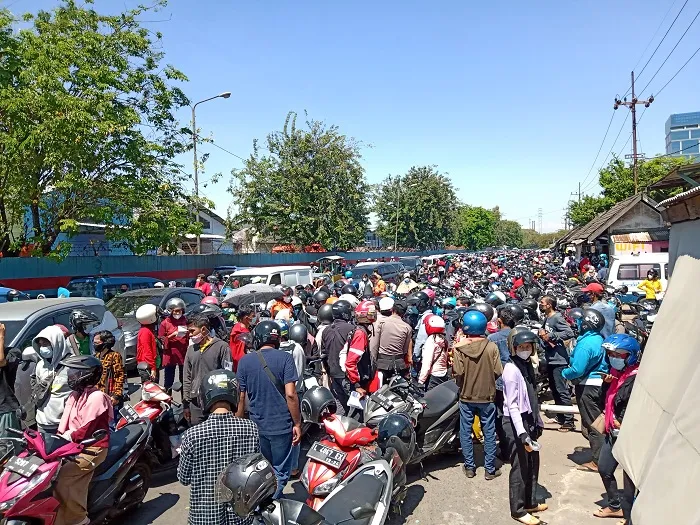 Antrian Vaksinasi di Polres Tanjung Perak Berujung Kerumunan