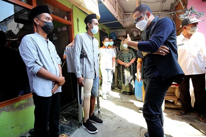 Peduli Kaum Difabel, Wali Kota Eri Berikan Prosthetic Leg untuk Dua Orang Warga