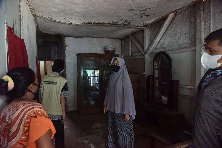 Wakil Bupati Lumajang Bersama Baznas Serahkan Bantuan Bedah Rumah