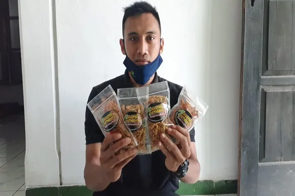 Sempat Dikira Gila, Kini Sukses Bisnis Kripik Gedebok Pisang