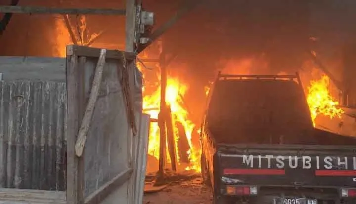 Gudang Kayu dan Kafe di Benowo Terbakar