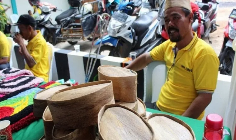 Penyandang Disabilitas yang Sukses Bisnis Peci Tapas Kelapa