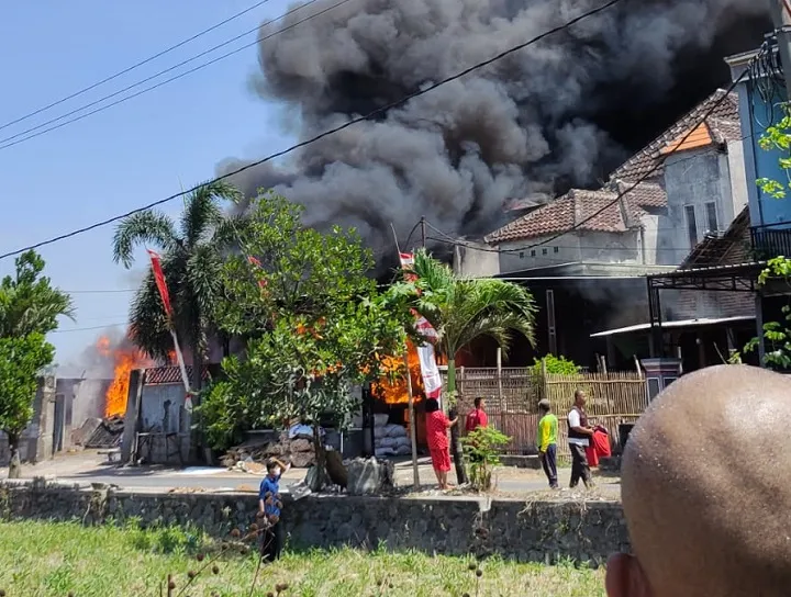 Si Jago Merah Lahap Gudang Pabrik Minyak Goreng Jetis