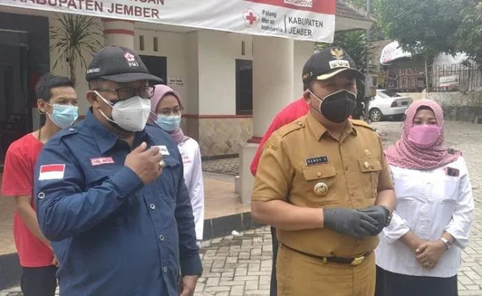 Pemkab dan PMI Jember Semprot Disinfektan di 3 Kecamatan