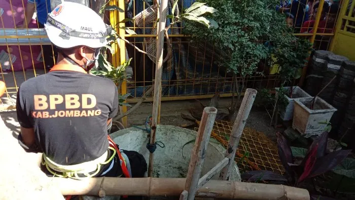 Lansia Bunuh Diri Terjun ke Sumur