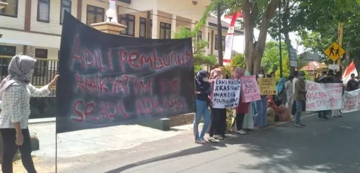 Warga Demo Tuntut Pelaku Pembunuhan Dihukum Mati