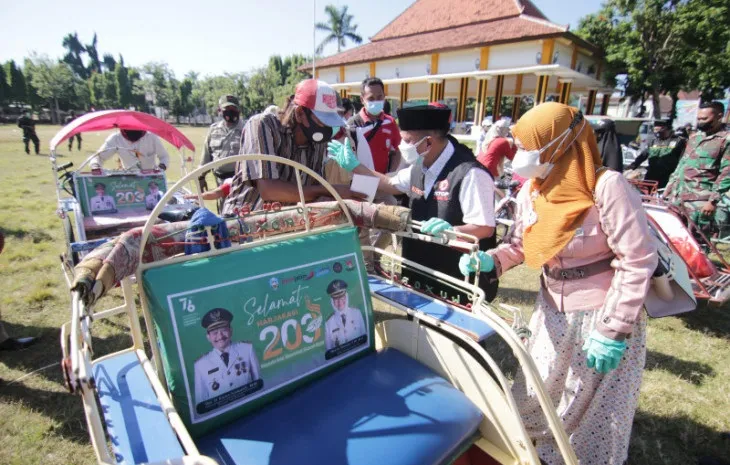 Ratusan Tukang Becak di Situbondo Terima BST