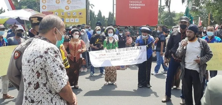 Puluhan Pekerja Seni di Tuban Gelar Demo
