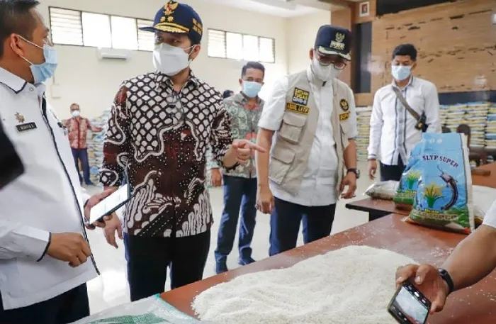 Bansos Beras Berkutu, Wagub Emil: Jangan Dibagikan