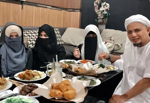 Kisah Poligami Ustadz Arifin Ilham, bisa Ditimba Siapa pun