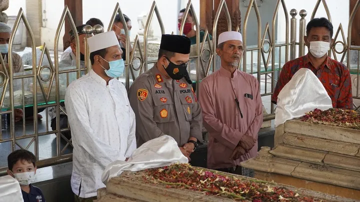 Ziarah Makam Wali Awali Kegiatan Kapolres AKBP Aziz di Gresik