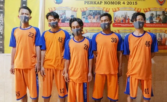 Para pemuda yang terlibat aksi tawuran diamankan polisi.