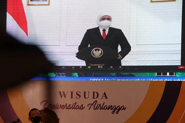 Khofifah Himbau Wisudawan UNAIR untuk Kuatkan Solidaritas