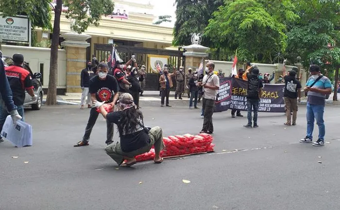 Gepal Demo di Depan Kantor DPRD Gresik