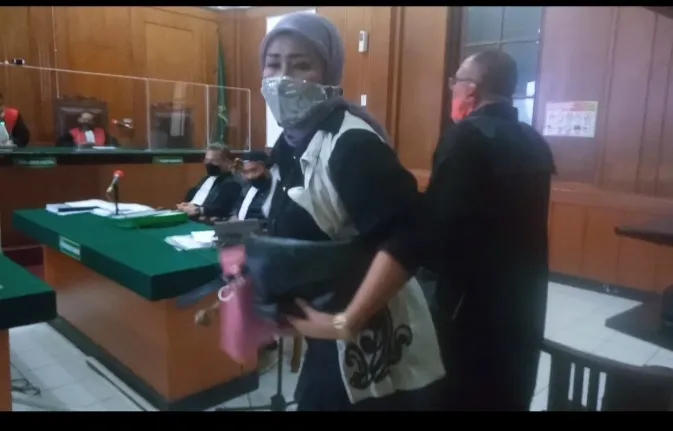 Tolak Diadili, Pasutri Tinggalkan Ruang Sidang Sebelum Didakwa