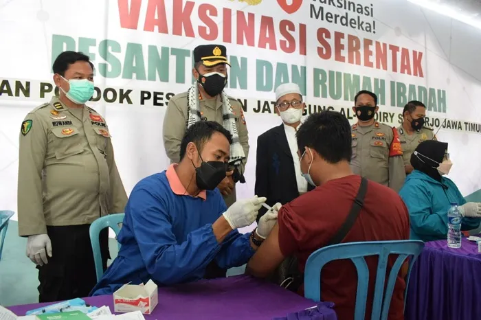 Ditinjau Presiden Jokowi Secara Virtual, Polresta Sidoarjo Vaksinasi 1.000 Santri dan Rumah Ibadah