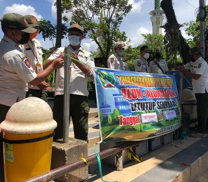 Satpol PP Bubarkan Warga di Alun-alun Magetan